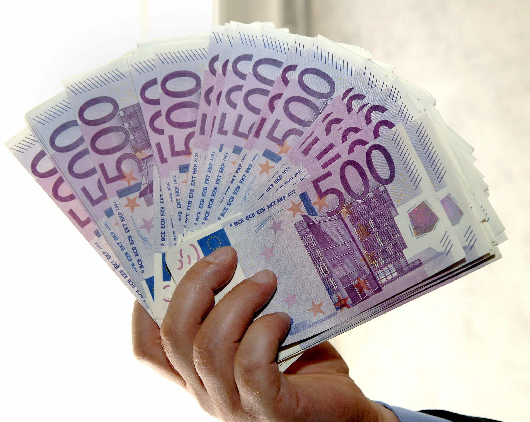 Прибыль 500 000 рублей. Деньги в руках. Богатство евро. Евро в руках. Купюры евро в руках.